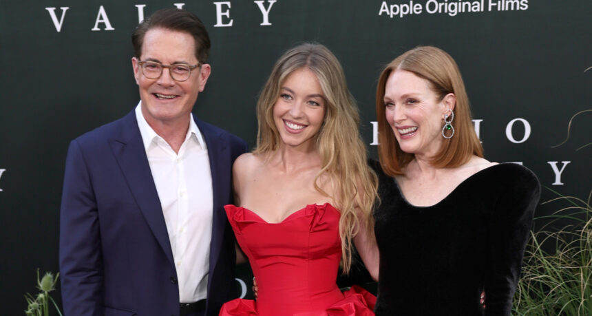 Sydney Sweeney si unisce ai genitori sullo schermo Julianne Moore e Kyle MacLachlan al Premeire "Echo Valley" a New York!