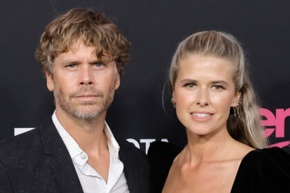 Eric Christian Olsen e la moglie Sarah Wright benvenuti al quarto figlio prima dell'anniversario di matrimonio, rivelano il nome e le prime foto