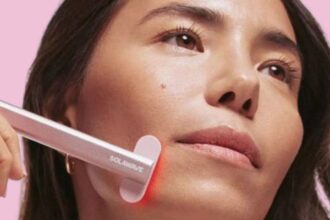 Ottieni una bacchetta per la cura della pelle da 4 in 1 Solawave per il 35% di sconto oggi