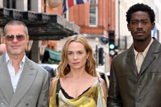 Brad Pitt si unisce alle co-protagonisti del film "F1" Kerry Condon e Damson Idris a Londra dopo aver guidato la macchina di Formula 1