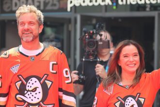 Joshua Jackson e Marguerite Moreau, riunioni di Mighty Ducks per NHL Draft