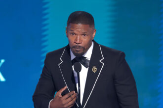 Jamie Foxx porta la figlia di 16 anni alle lacrime con un discorso emotivo sulla sua guarigione ai BET Awards 2025 (video)
