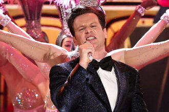 Jonathan Groff & "Just in Time" Company eseguono Medley al Tony Awards 2025 - Guarda ora!