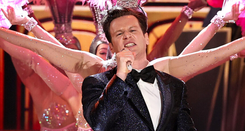 Jonathan Groff & "Just in Time" Company eseguono Medley al Tony Awards 2025 - Guarda ora!
