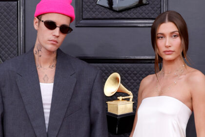 Hailey Bieber indossa un anello nuziale nel nuovo video dopo essere stato visto senza di esso tra le speculazioni divise Justin Bieber