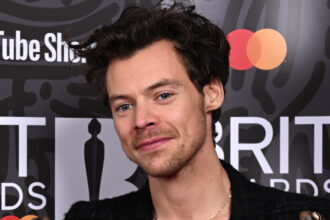 Harry Styles avvistato al Glastonbury Festival, visto ballare e baciare la donna misteriosa