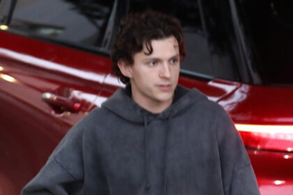 Tom Holland si incontra con gli amici per cena a Steak 48 a Beverly Hills