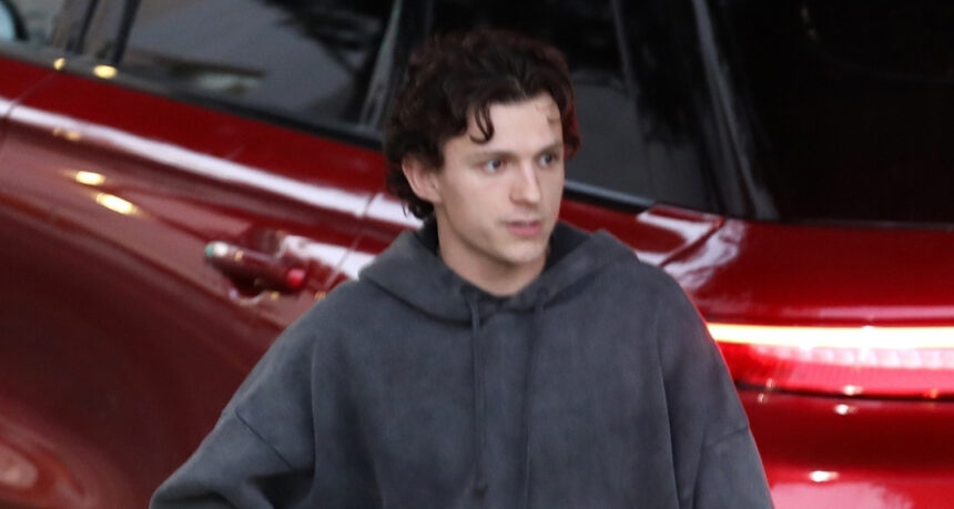 Tom Holland si incontra con gli amici per cena a Steak 48 a Beverly Hills