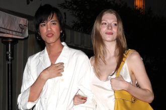 Hunter Schafer e il suo stilista Dara Allen si divertono con la notte a Chateau Marmont a La