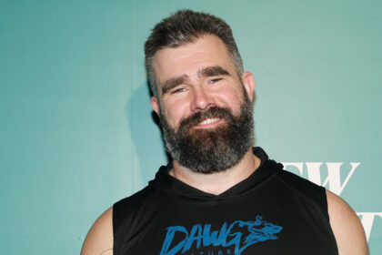 Jason Kelce si spoglia fino al minuscolo evento di beneficenza della Fondazione Eagles Autism Foundation!