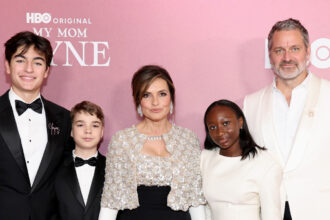 Mariska Hargitay è affiancata dal marito Peter Hermann, dai loro figli e da tonnellate di star alla premiere di "My Mom Jayne" durante la Tribeca 2025!