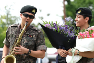 I membri del BTS Jimin e Jungkook sono stati dimessi dal servizio militare