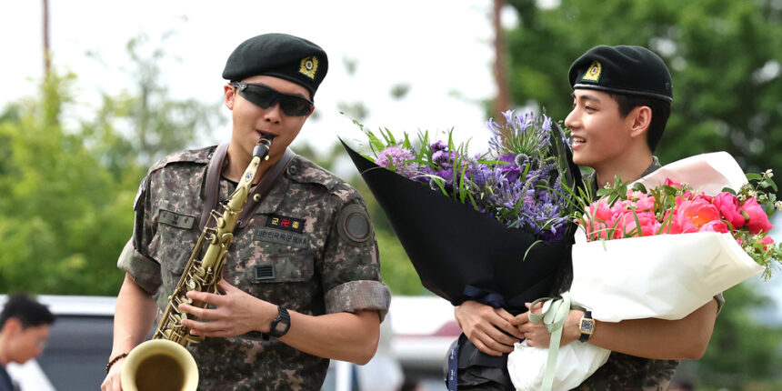 I membri del BTS Jimin e Jungkook sono stati dimessi dal servizio militare