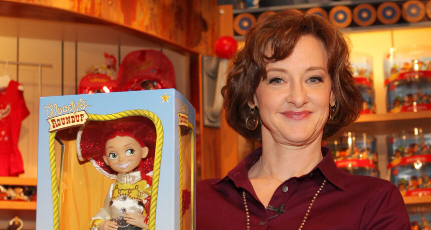 Joan Cusack ha confermato di tornare come Jessie in "Toy Story 5", nuova foto pubblicata