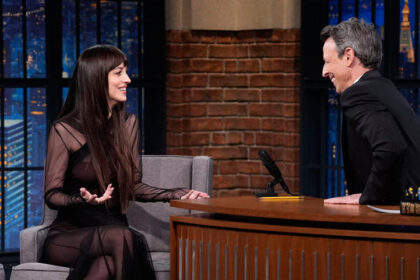 Dakota Johnson impedisce a Seth Meyers di finire quasi i "materialisti": "Stai zitto!"