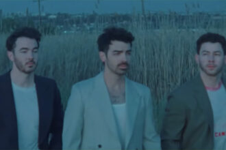Testo di "No Time to Talk": Jonas Brothers Interpola "Stayin Alive" di The Bee Gees per la nuova canzone - Ascolta Now!