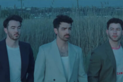 Testo di "No Time to Talk": Jonas Brothers Interpola "Stayin Alive" di The Bee Gees per la nuova canzone - Ascolta Now!