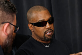 Kanye West fa apparizione a sorpresa per sostenere Diddy durante il processo di traffico sessuale