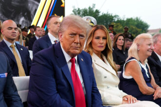 Jimmy Kimmel arrostisce Trump per dotare durante la sfilata militare "noiosa" multimilionaria, scherza sul sonno con la moglie Melania Trump