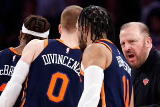 L'allenatore del fuoco di New York Knicks Tom Thibodeau, Superfan Ben Stiller reagisce