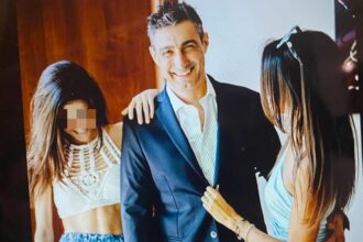 Sara Barbieri, madre del secondogenito di Fabrizio Corona, pubblica una rara foto con suo papà, che ha appena 6 anni più dell'ex re dei paparazzi: guarda - Gossip.it