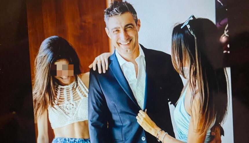 Sara Barbieri, madre del secondogenito di Fabrizio Corona, pubblica una rara foto con suo papà, che ha appena 6 anni più dell'ex re dei paparazzi: guarda - Gossip.it
