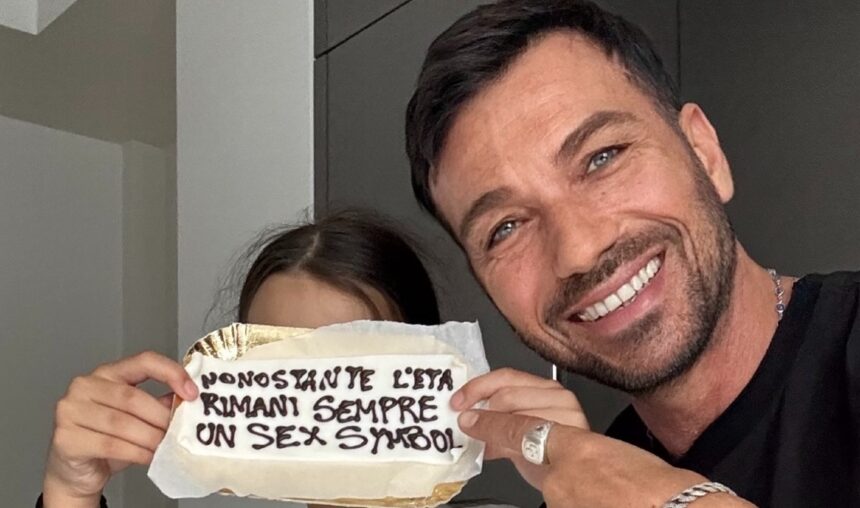 Costantino Vitagliano compie 51 anni e spegne le candeline con la figlia Ayla e la sua nuova compagna: le foto della festa - Gossip.it