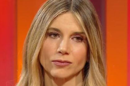 Nicoletta Romanoff commossa in tv ricordando il fratello morto a soli 21 anni: ''Era bellissimo, alto 1 metro 90, lo fermavano per strada'' - Gossip.it