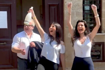 L'ex gieffina Perla Maria Paravia, figlia di Maria Monsé, ha finito gli esami di Maturità! Le foto dopo l'interrogazione con mamma, papà e champagne: guarda - Gossip.it
