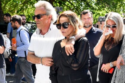 La moglie di Alvaro Vitali si presenta col nuovo compagno al funerale dell'attore a Roma: pioggia di critiche su Stefania Corona, foto - Gossip.it