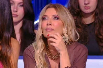 Selvaggia Lucarelli torna all'Isola dei Famosi dopo oltre 20 anni: liti con i concorrenti, selfie con la Fabiani, il look, ecco cos'è successo - Gossip.it