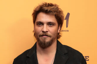 Luke Grimes prende in giro "volti familiari" che tornano per l'imminente spinoff "Yellowstone" Y: Marshals "