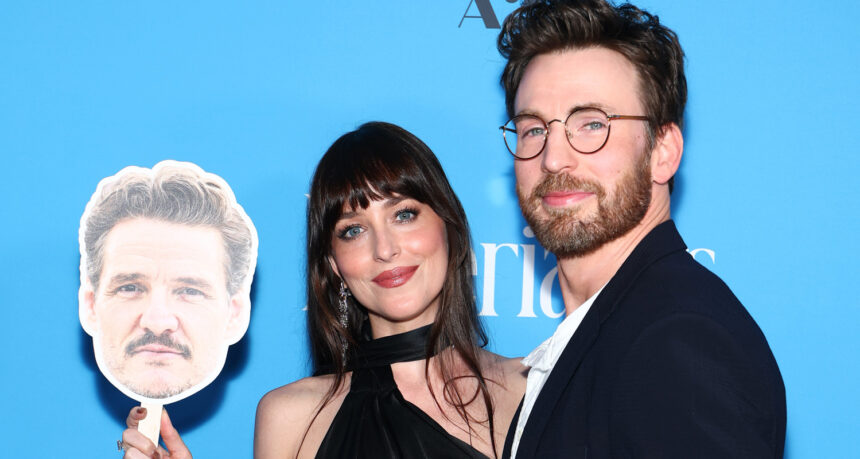 Chris Evans e Dakota Johnson Kiss Pedro Pascal Cutout alla premiere di "Materialists" a New York
