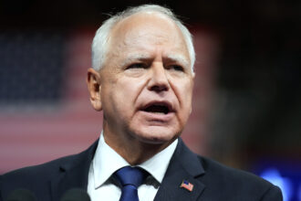 Il governatore Tim Walz parla dopo che il legislatore del Minnesota Melissa Hortman ha ucciso e la senatrice John Hoffman è stata sparata
