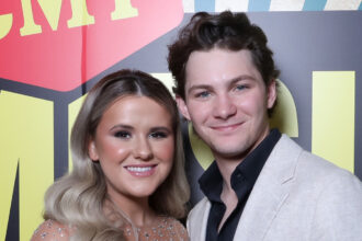 La star di 'Georgie & Mandy' Montana Jordan si fa il nodo con Jenna Weeks in Weekend Weedding, Co-Stars che frequentava Big Day rivelate!