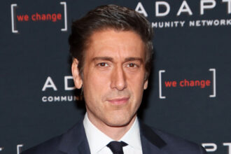 David Muir reagisce ai fan che lo chiamano "papà"