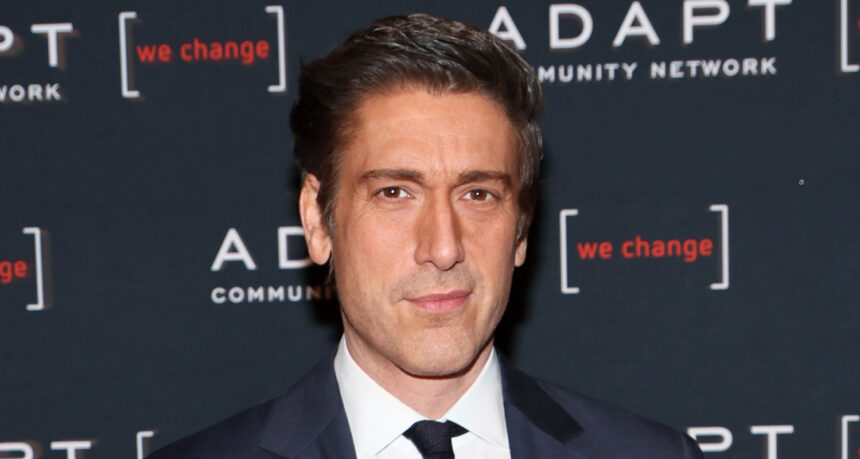David Muir reagisce ai fan che lo chiamano "papà"