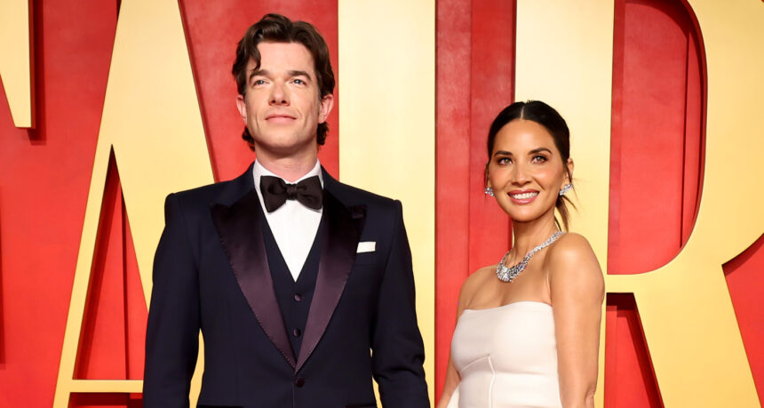 John Mulaney rivela che la moglie Olivia Munn & Kids ha ricevuto messaggi "violenti e minacciosi" a seguito dei suoi commenti sulla signora Rachel