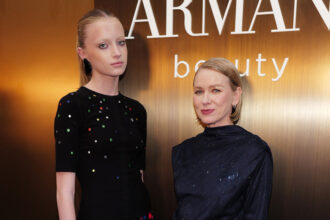 Naomi Watts aiuta la figlia Kai con il suo trucco all'Armani Beauty Event!