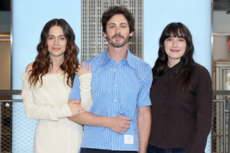 Molly Gordon, Logan Lerman e Sophie Brooks promuovono il nuovo film "Oh, ciao!" presso Empire State Building