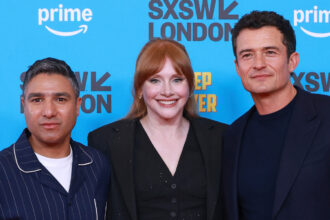 Orlando Bloom si unisce a Bryce Dallas Howard e Nick Mohammed alla premiere di "Deep Cover" SXSW London