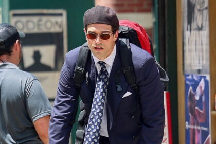 Paul Kelly canali di JFK Jr. mentre cavalca la bici sul set di "American Love Story"
