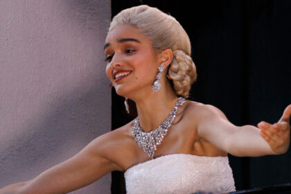 Rachel Zegler inizia le esibizioni "Evita" sul West End di Londra, attira enormi folle per la scena del balcone