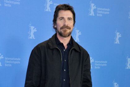 Christian Bale è irriconoscibile nelle foto da Madden Set