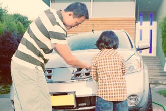 Corse in papà con questi doni per i papà che amano le loro auto