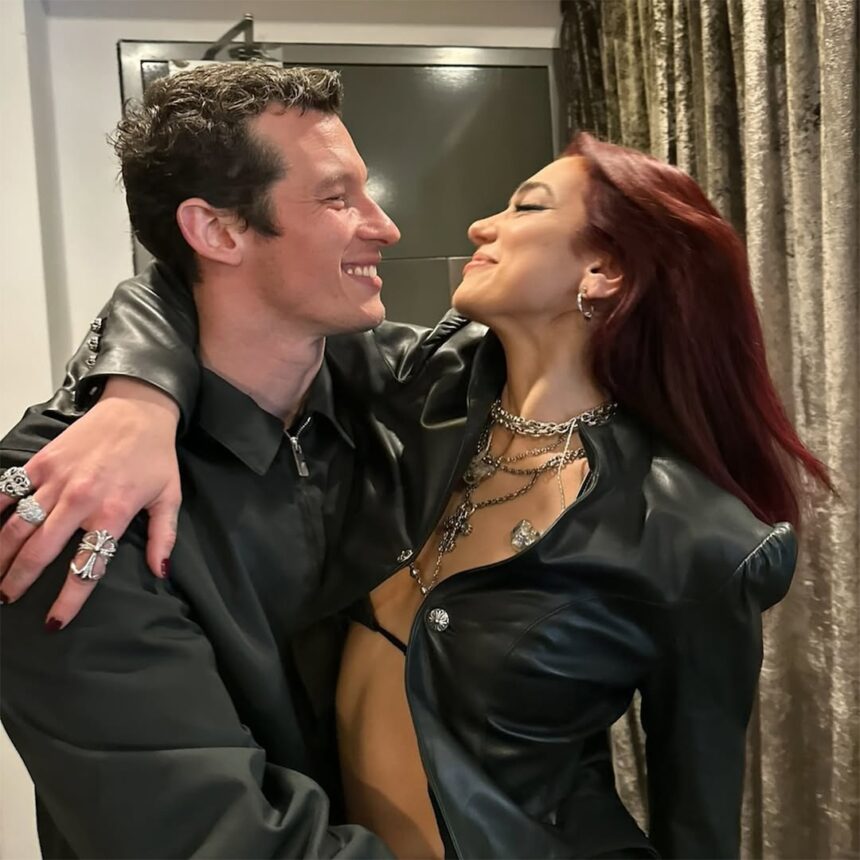 Dua Lipa si è impegnato a Callum Turner