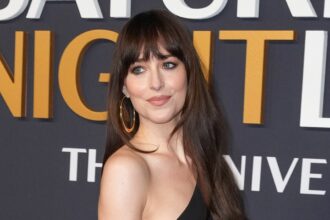 Il vestito trasparente di Dakota Johnson dopo la rottura di Chris Martin