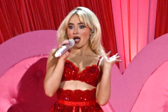 Sabrina Carpenter risponde a più critiche per l'uso della sua sessualità nella sua carriera musicale
