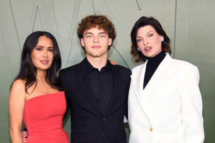 Salma Hayek celebra il figliastro di Augustin's High School insieme a sua madre, la modella Linda Evangelista