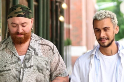 Sam Smith va in incognito in un completo camo per il caffè con il fidanzato Christian Cowan